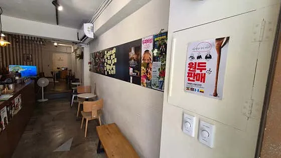 강화도커피공장 내부 좌석 사진
