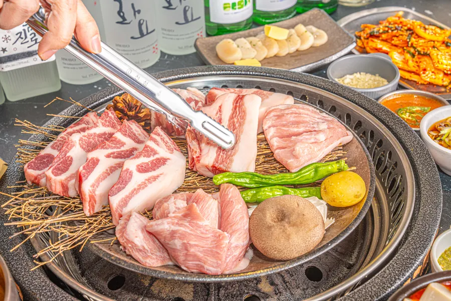직원이 고기를 굽는 산솔 그릴링 서비스