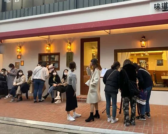 미도인 홍대의 대표 음식과 분위기를 담은 이미지