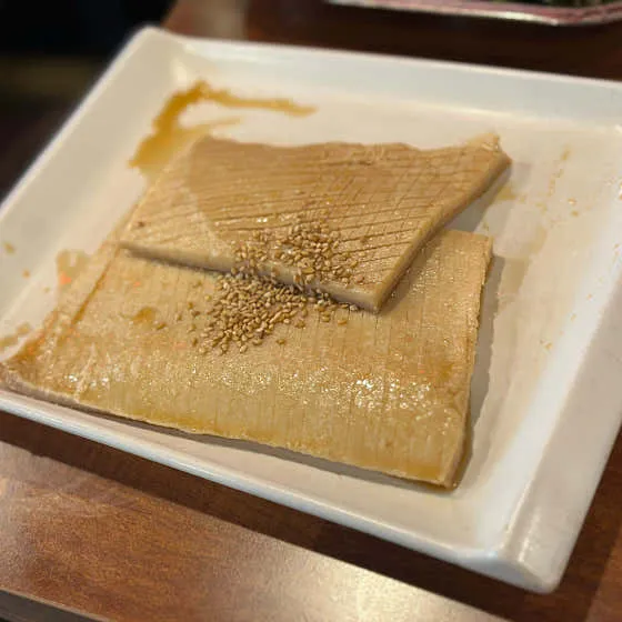 양념을 입힌 돼지껍데기