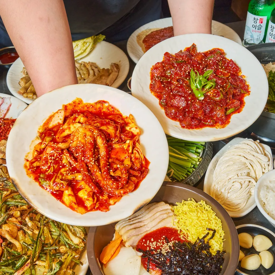 한양숙육의 다양한 음식을 담은 한상