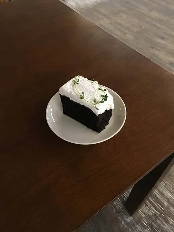 크림을 올린 카페 사이의 초콜릿 디저트