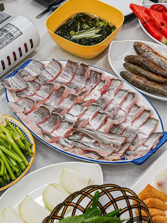 생선 요리와 곁들임이 놓인 한 상