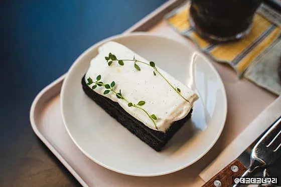 크림을 올린 초콜릿 디저트