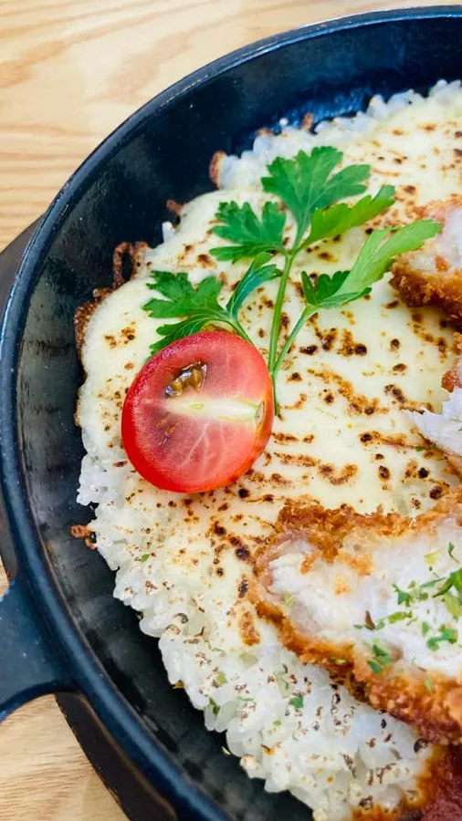 치즈와 커틀릿이 담긴 치즈가스 이미지