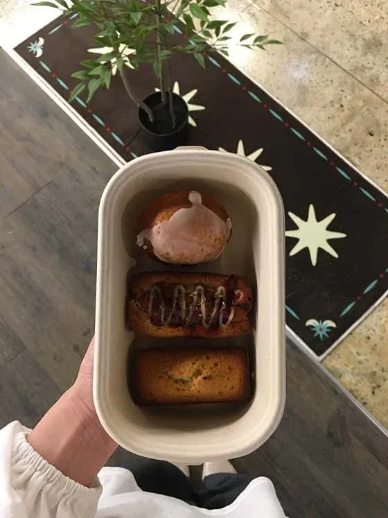 한 상자에 담긴 다양한 구움과자