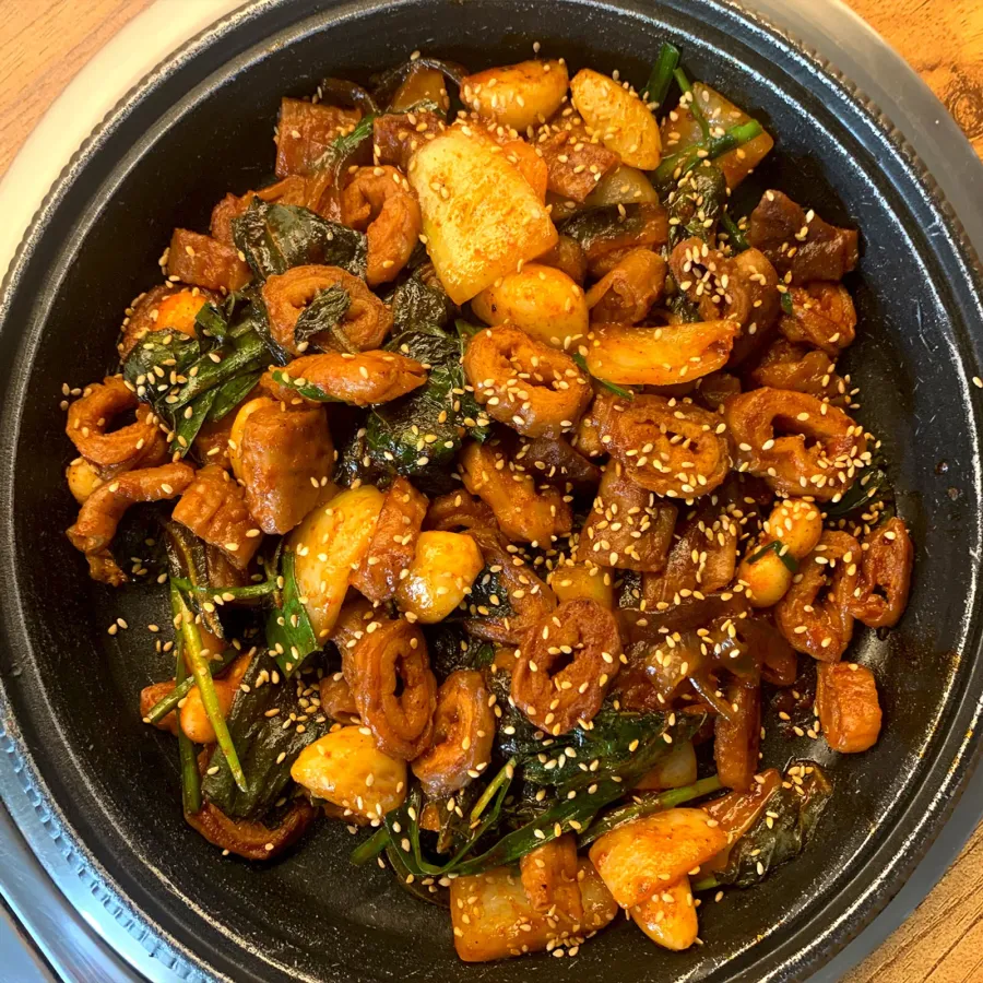 매콤하게 볶아낸 막창볶음