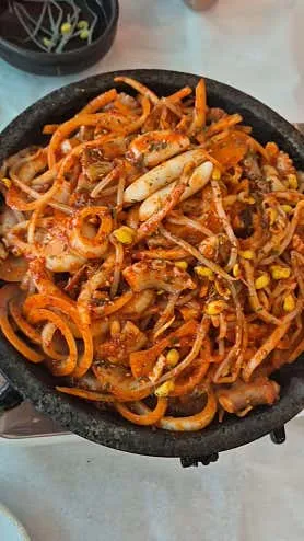 동서네낙지 본점에서 촬영한 식사 장면