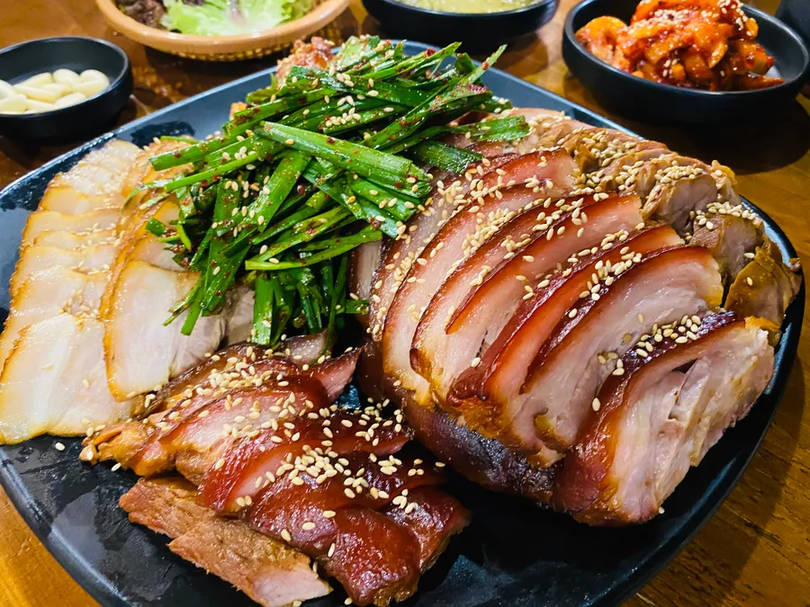 이공족발의 다양한 메뉴가 놓인 대표 이미지