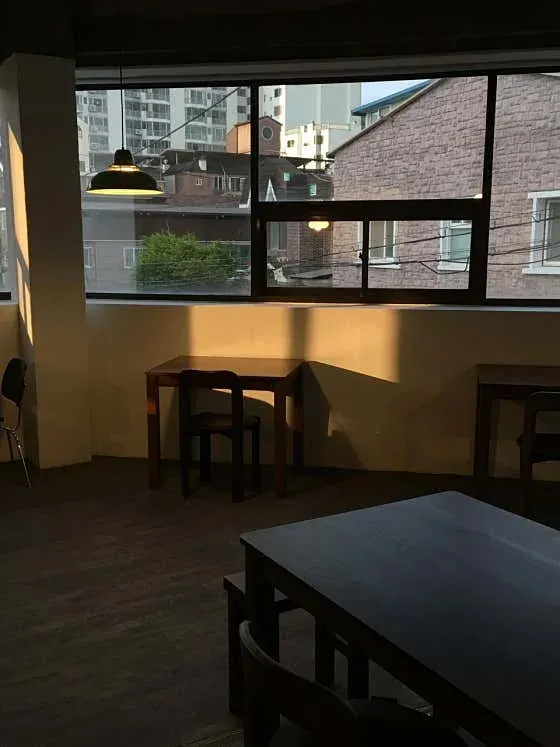 햇살이 들어오는 카페 사이의 우드톤 내부