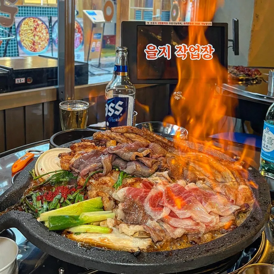 을지 작업장의 한우곱창모듬과 구이 한상