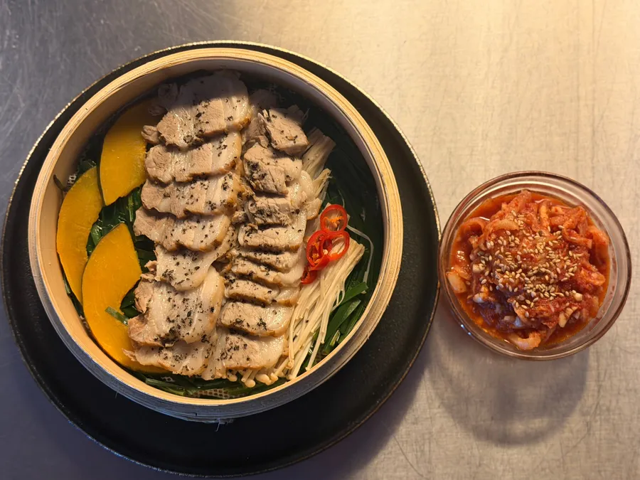 한돈 수육과 살얼음 무생채 메뉴 사진