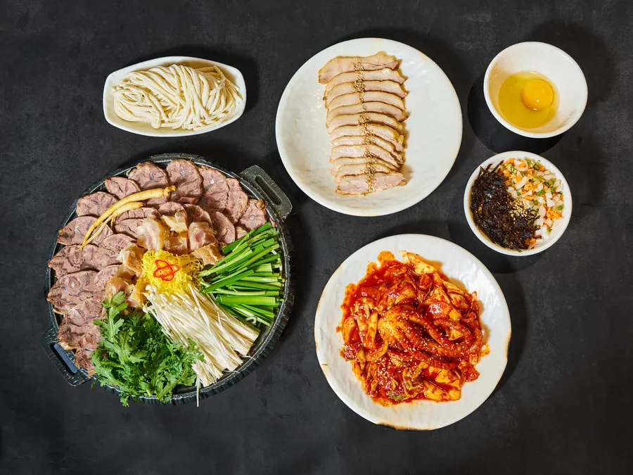 수육과 낙지볶음, 칼국수와 죽으로 구성된 한양 한상
