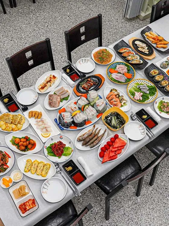 회와 구이, 해산물 요리가 가득 차려진 임자도횟집 오마카세 한 상