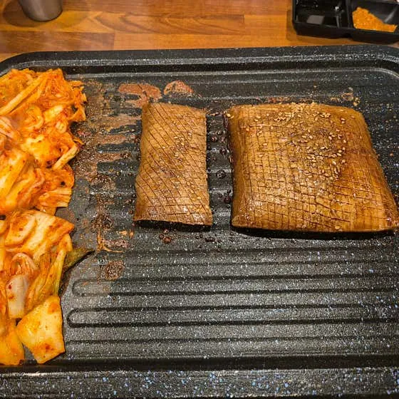불판에서 노릇하게 익는 돼지껍데기