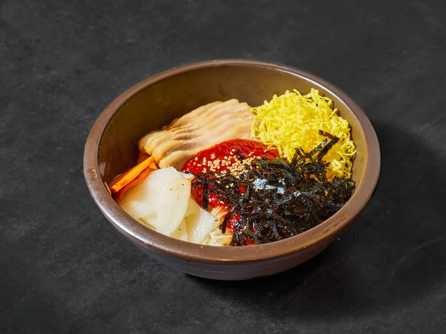 수육을 곁들인 비빔국수
