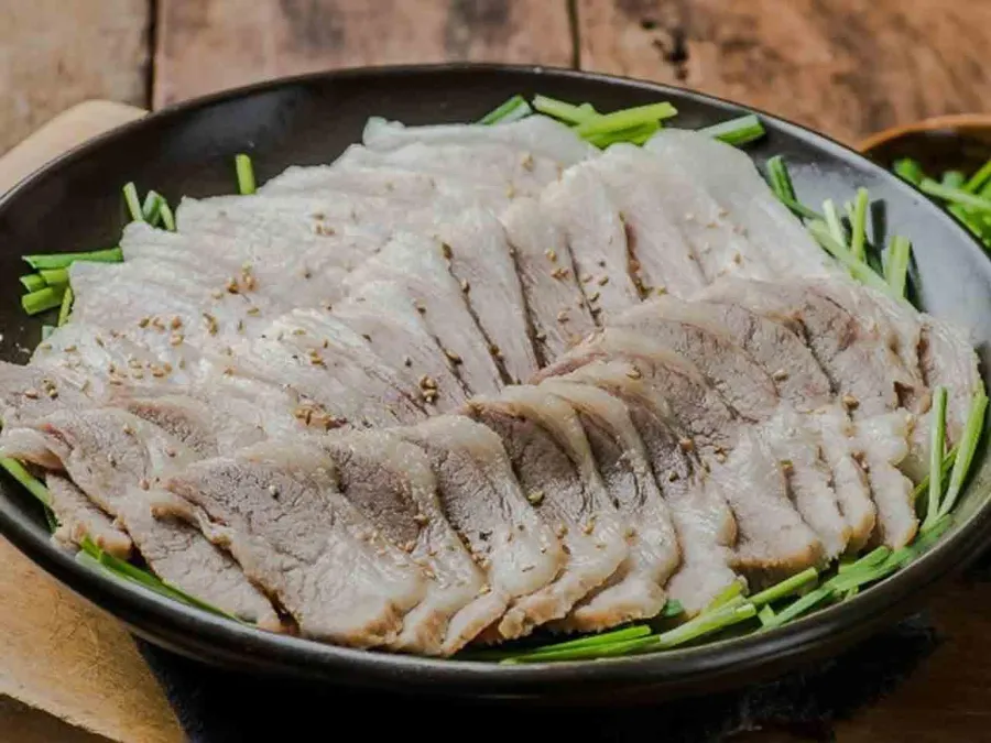 부드럽게 삶아낸 가브리 보쌈