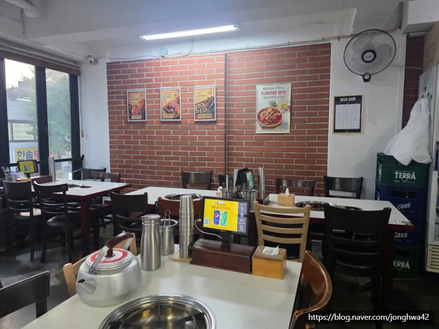 다발김치찌개 대학로점 매장 내부 분위기