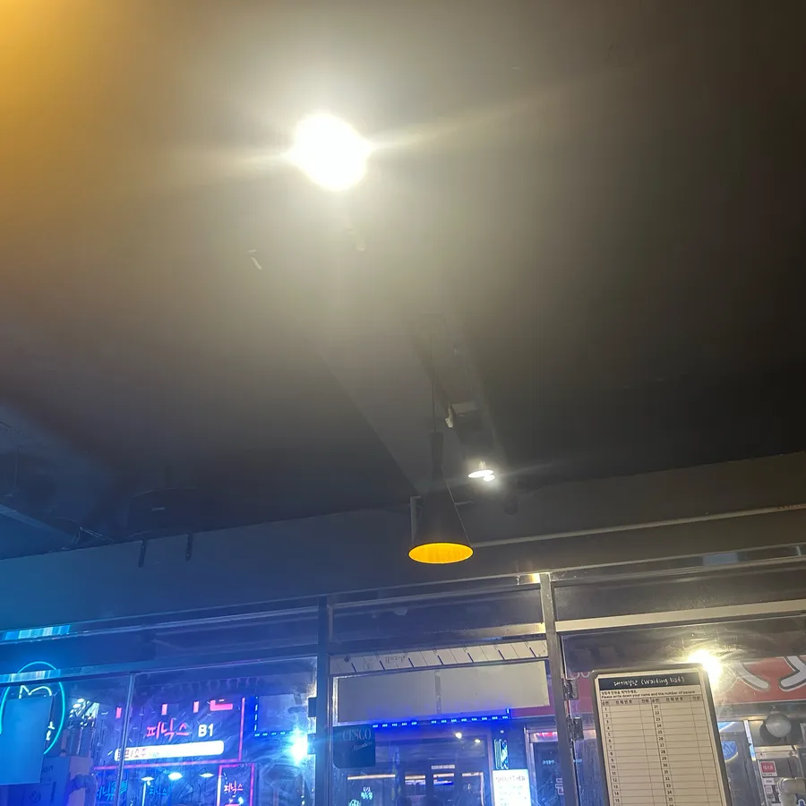 회뜨는중 영등포점 매장 내부