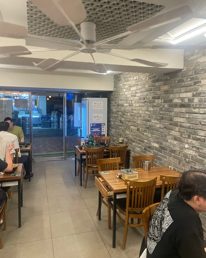 돝족 사당본점 매장 내부