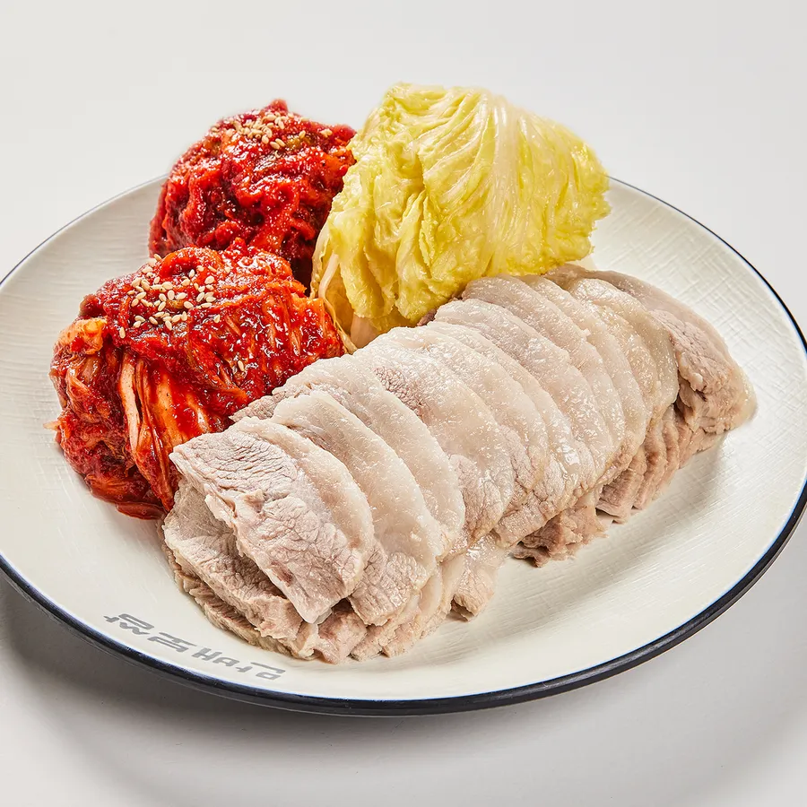 황금배추와 김치가 함께 구성된 반반보쌈