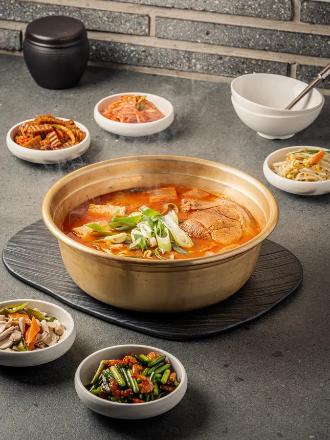 통돼지 김치찌개 (중) 메뉴 이미지
