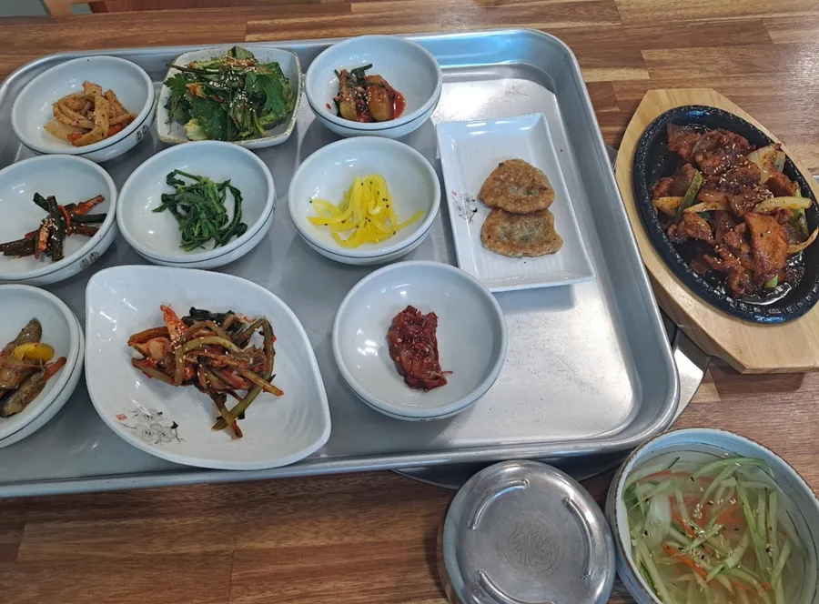 제철 나물과 김치가 함께 놓인 전주 가정식 백반