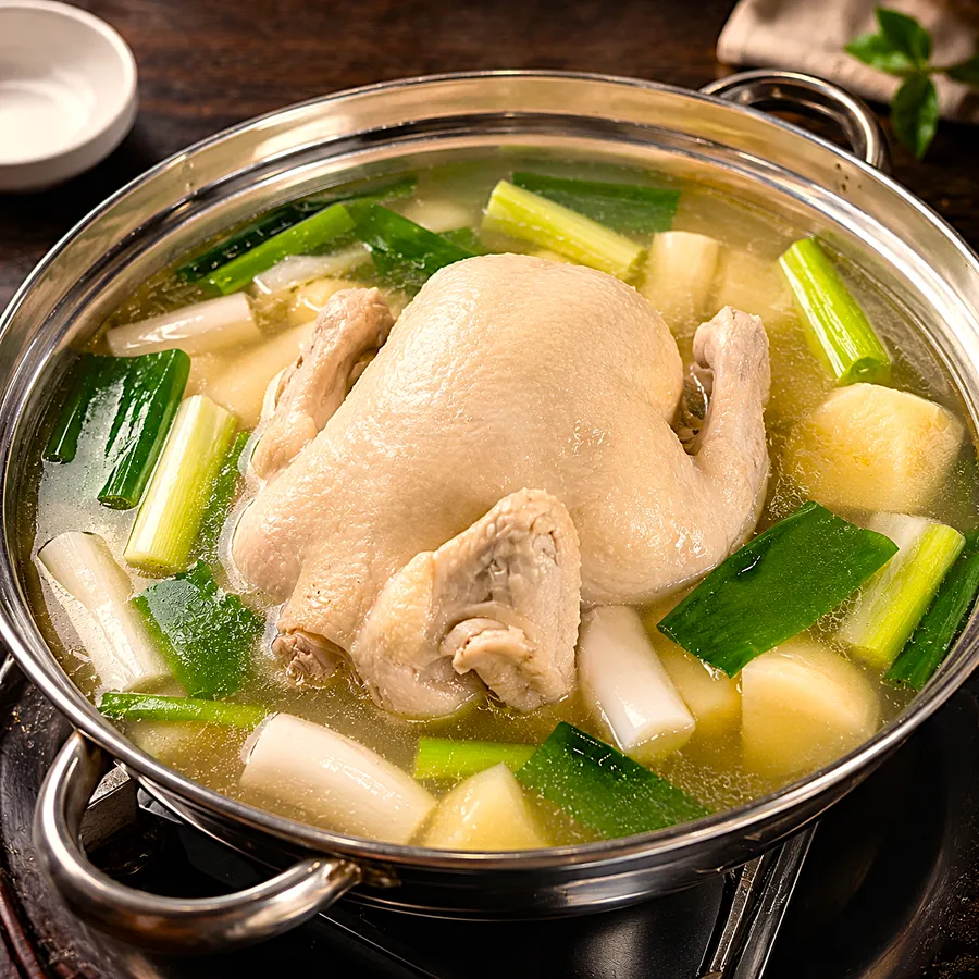 촌닭닭한마리칼국수의 대표 메뉴 닭한마리
