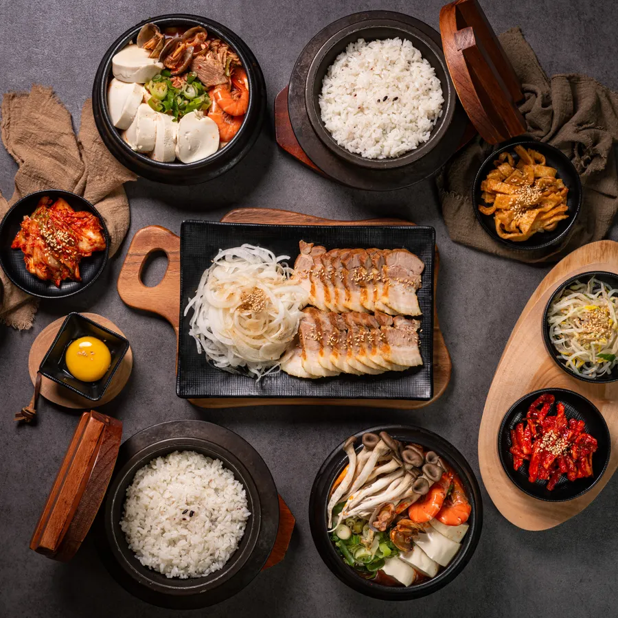 초동정식 순두부찌개와 보쌈, 돌솥밥 구성