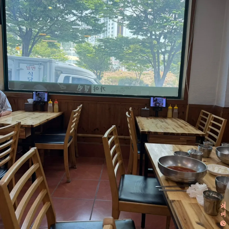 해운대 가야밀면 매장 내부 분위기