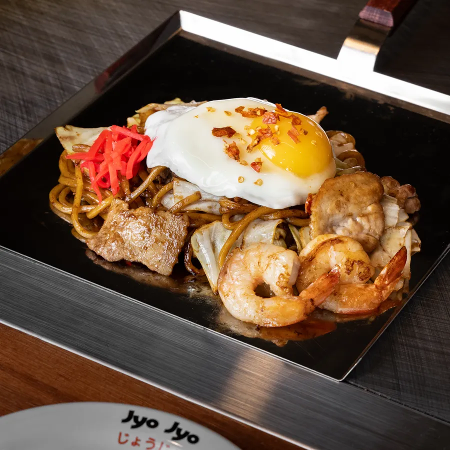 죠죠 특제 소스로 만든 카라이 야끼소바