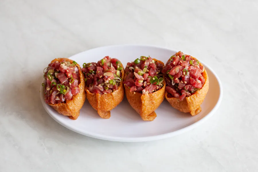 육회유부초밥 메뉴 사진