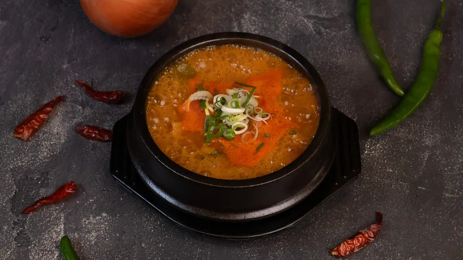 감자와 애호박을 큼직하게 넣은 고추장찌개