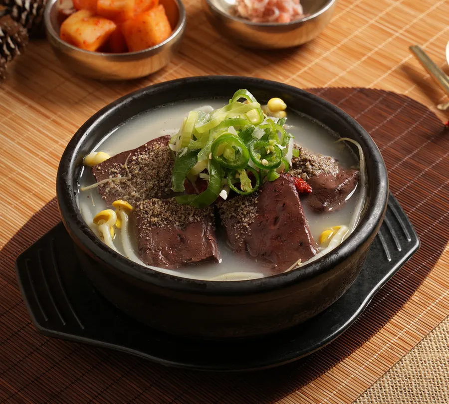 진한 감칠맛의 선지국밥