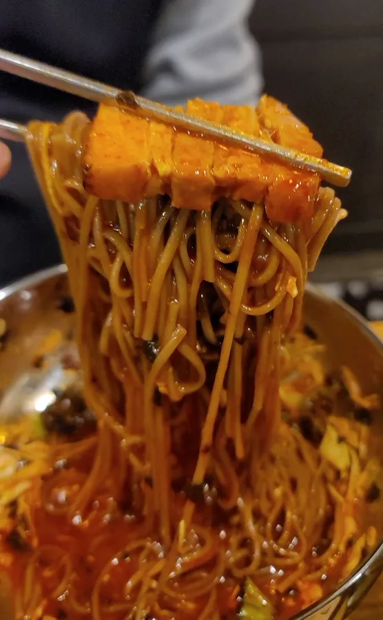 물 또는 비빔막국수