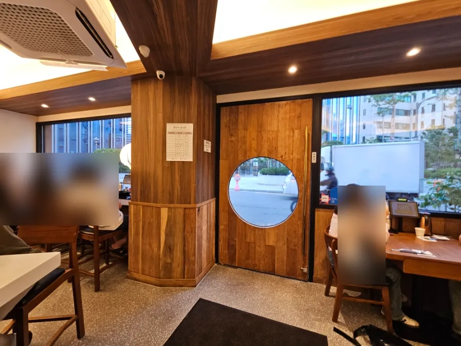 코시 성수점 매장 내부