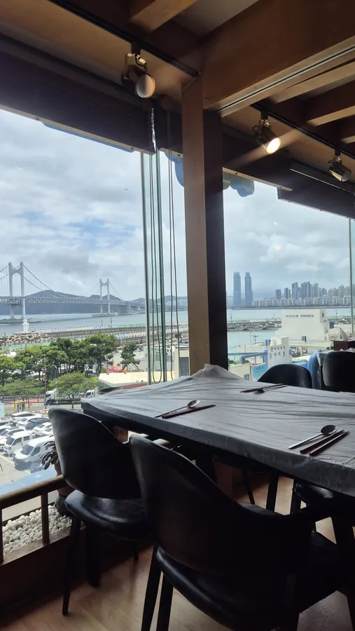 광안리 해린횟집 매장 내부