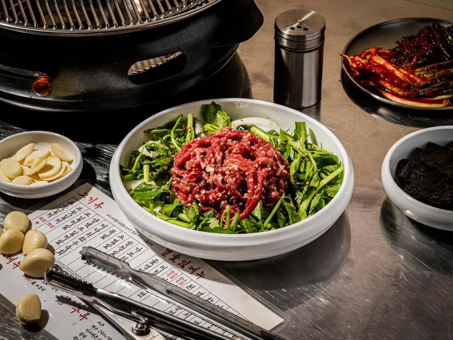 미나리 한우육회 메뉴 사진