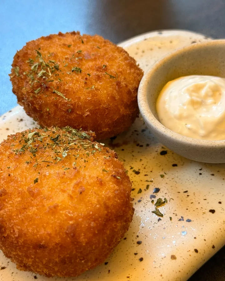 사토규카츠 성수직영점의 다양한 메뉴를 담은 음식 사진