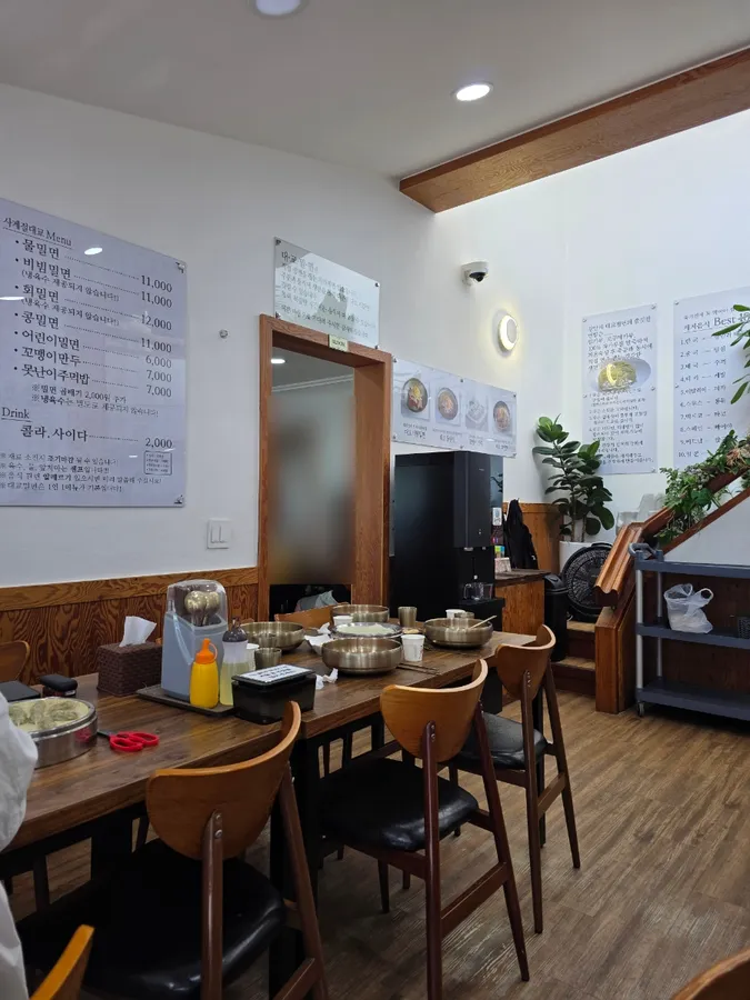 광안리 대교밀면 매장 내부 사진