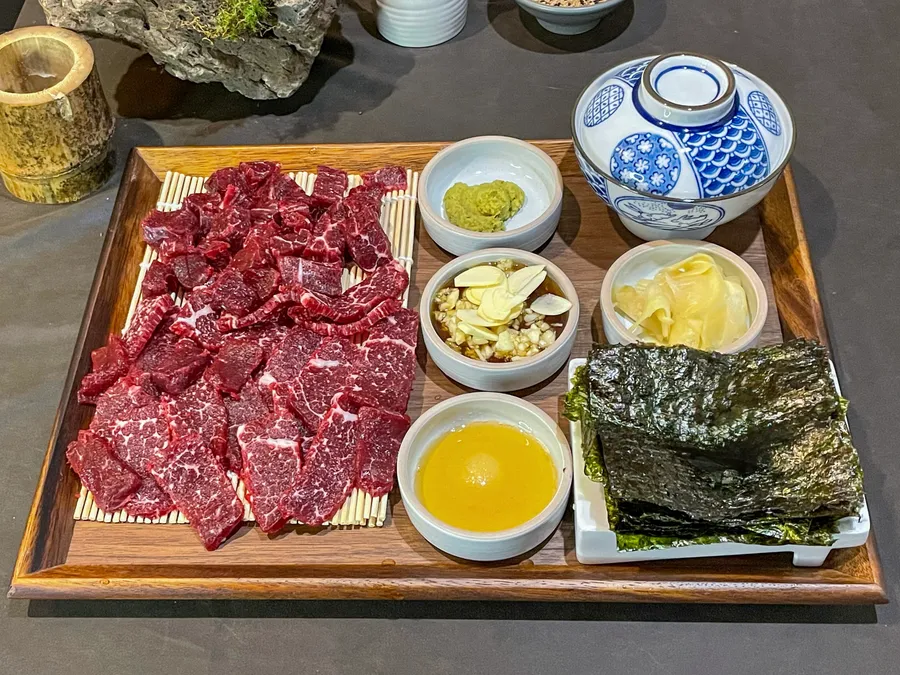 어매이진 첨단 암소한우생고기[뭉티기] (한접시)