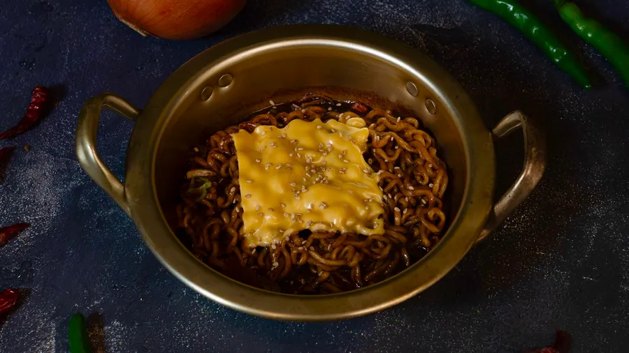 치즈를 올린 꾸덕 짜파게티